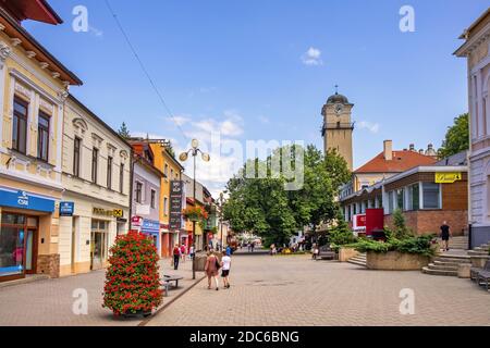 Poprad, Region Presov/Slowakei - 2019/06/28: Panoramablick auf das Stadtzentrum von Poprad und den St. Ägidius-Platz - Namestie svateho Egidia - mit dem Go Stockfoto