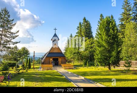 Zakopane, Kleinpolen/Polen - 2019/06/29: Die heilige Maria von der Rosenkapelle am Berg Gubalowka über dem Zakopane-Resort in Tatra Unterhält Stockfoto