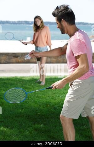 Junges Paar spielt Badminton im Park Stockfoto