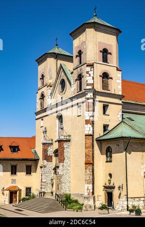 Tyniec, Kleinpolen/Polen - 2019/06/30: Kirche St. Paul und Peter in der Benediktion Tyniec an der Weichsel bei Krakow Stockfoto