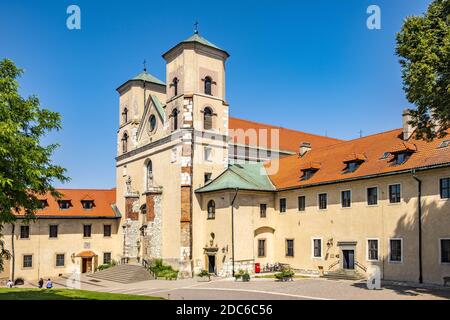 Tyniec, Kleinpolen/Polen - 2019/06/30: Kirche St. Paul und Peter in der Benediktion Tyniec an der Weichsel bei Krakow Stockfoto