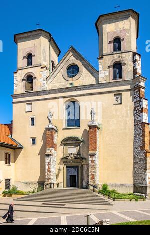 Tyniec, Kleinpolen/Polen - 2019/06/30: Kirche St. Paul und Peter in der Benediktion Tyniec an der Weichsel bei Krakow Stockfoto