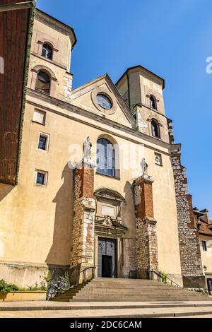 Tyniec, Kleinpolen/Polen - 2019/06/30: Kirche St. Paul und Peter in der Benediktion Tyniec an der Weichsel bei Krakow Stockfoto