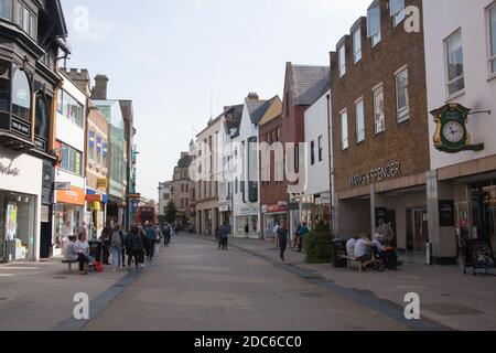 Shopper auf der Queen Street in Oxford in Großbritannien, aufgenommen am 15. September 2020 Stockfoto