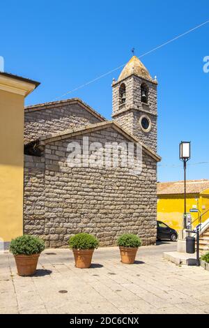 Arzachena, Sardinien / Italien - 2019/07/19: Hauptplatz mit der Kirche Santa Maria della Neve - Chiesa di Santa Maria della Neve - in Arzachena, Sassari Stockfoto