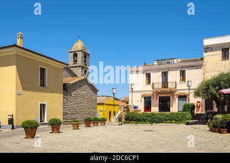 Arzachena, Sardinien / Italien - 2019/07/19: Hauptplatz mit der Kirche Santa Maria della Neve - Chiesa di Santa Maria della Neve - in Arzachena, Sassari Stockfoto