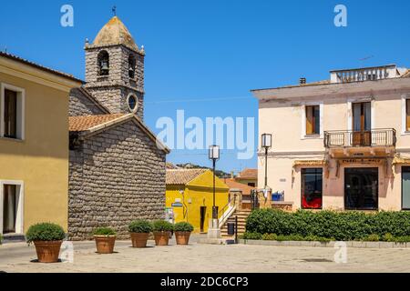 Arzachena, Sardinien / Italien - 2019/07/19: Hauptplatz mit der Kirche Santa Maria della Neve - Chiesa di Santa Maria della Neve - in Arzachena, Sassari Stockfoto