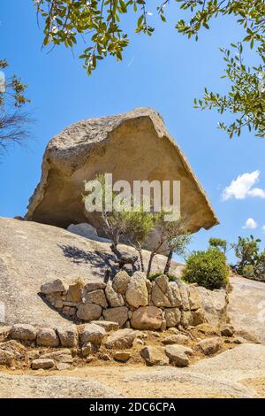 Arzachena, Sardinien / Italien - 2019/07/19: Prähistorischer Granit Pilz Felsen - Roccia il Fungo - aus neolithischer Nuraghenzeit, Symbol von Arzachena, Sassar Stockfoto