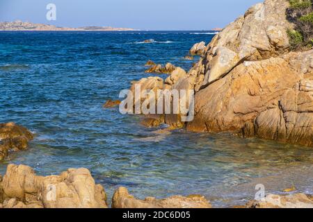 Panoramablick auf die Costa Smeralda - Emerald Cost - Am Meer in Capriccioli Strand Touristenziel und Ferienort an der Tyrrhenische Küste in Sassa Stockfoto