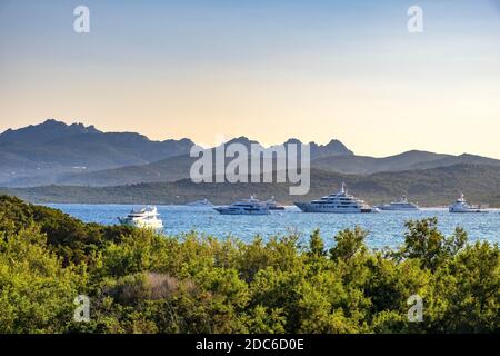 Capriccioli, Sardinien / Italien - 2019/07/19: Panoramablick auf die Costa Smeralda - Emerald Cost - Meer mit Luxusyachten in der Nähe von Capriccioli Strand Stockfoto