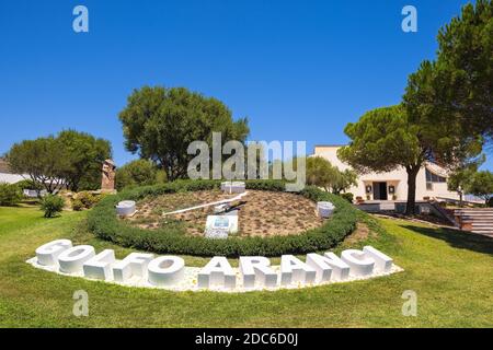 Golfo Aranci, Sardinien / Italien - 2019/07/16: Panoramablick auf das Stadtzentrum von Golfo Aranci mit Willkommensschild und Strandparkboulevard am Tyrrhenia Stockfoto