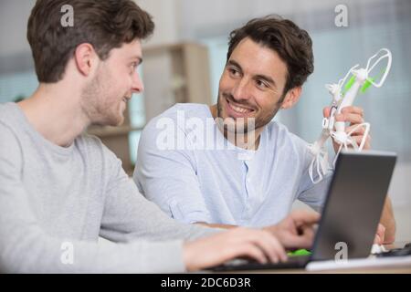 Nahaufnahme von Männern, die einen Propeller der Drohne befestigen Stockfoto