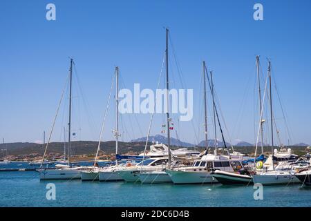 Golfo Aranci, Sardinien / Italien - 2019/07/16: Panoramablick auf Golfo Aranci Yachthafen - Marina di Golfo Aranci - mit Meeresstrand Park Boulevard am Stockfoto