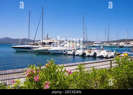 Golfo Aranci, Sardinien / Italien - 2019/07/16: Panoramablick auf Golfo Aranci Yachthafen - Marina di Golfo Aranci - mit Meeresstrand Park Boulevard am Stockfoto