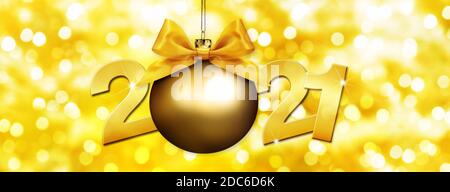 2021 Zahlentext mit goldener weihnachtskugel und Schleife Isoliert auf unscharfem Licht Hintergrund für glückliche Neujahr Gruß Geschenkgutschein Stockfoto