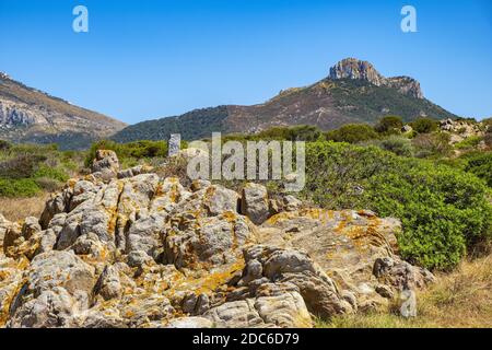 Panoramablick auf die Kapklippen und Felsen von Capo Figari mit Monte Ruju-Mount an der Tyrrhenischen Meeresküste in Golfo Aranci, Sardinien, Italien Stockfoto