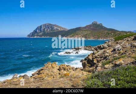 Panoramablick auf die Kapklippen und Felsen von Capo Figari mit Monte Ruju-Mount an der Tyrrhenischen Meeresküste in Golfo Aranci, Sardinien, Italien Stockfoto