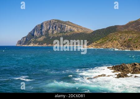 Panoramablick auf die Kapklippen und Felsen von Capo Figari mit Monte Ruju-Mount an der Tyrrhenischen Meeresküste in Golfo Aranci, Sardinien, Italien Stockfoto