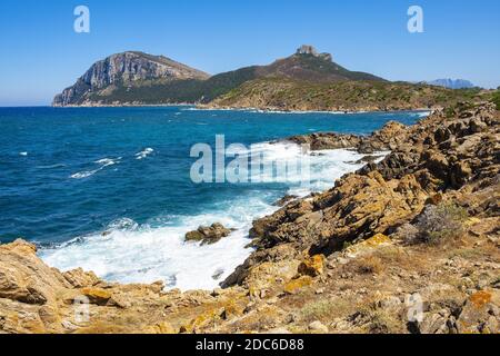 Panoramablick auf die Kapklippen und Felsen von Capo Figari mit Monte Ruju-Mount an der Tyrrhenischen Meeresküste in Golfo Aranci, Sardinien, Italien Stockfoto