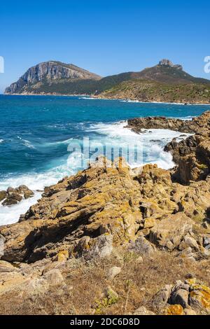 Panoramablick auf die Kapklippen und Felsen von Capo Figari mit Monte Ruju-Mount an der Tyrrhenischen Meeresküste in Golfo Aranci, Sardinien, Italien Stockfoto