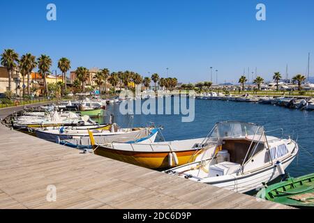 Golfo Aranci, Sardinien / Italien - 2019/07/16: Panoramablick auf Golfo Aranci Yachthafen - Marina di Golfo Aranci - mit Meeresstrand Park Boulevard am Stockfoto