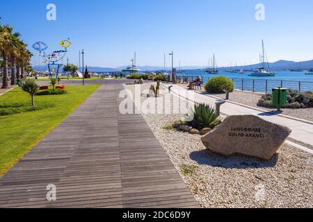 Golfo Aranci, Sardinien / Italien - 2019/07/16: Panoramablick auf Golfo Aranci Yachthafen - Marina di Golfo Aranci - mit Meeresstrand Park Boulevard am Stockfoto