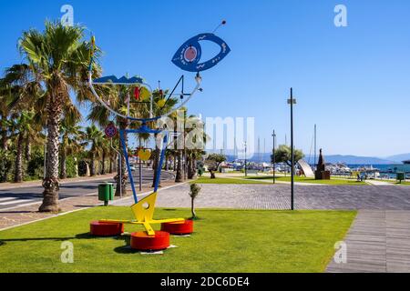 Golfo Aranci, Sardinien / Italien - 2019/07/16: Panoramablick auf Golfo Aranci Yachthafen - Marina di Golfo Aranci - mit Meeresstrand Park Boulevard am Stockfoto