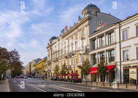 Warschau, Mazovia / Polen - 2019/10/26: Haus der Greifonen - Kamienica pod Gryfamii - Neorenaissance-Mietshaus am Platz der drei Kreuze in der historischen Stadt Stockfoto