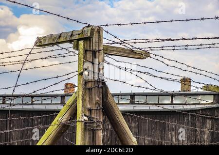 Lublin, Lubelskie/Polen - 2019/08/17: Stacheldrahtzäune des Konzentrationslagers Majdanek KL Lublin für die Nazi-Vernichtungslager - Konzentrationschlager Stockfoto