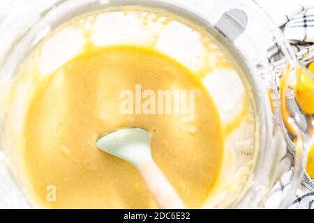 Zitronenkuchen in einer Glasschüssel. Stockfoto