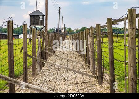 Lublin, Lubelskie/Polen - 2019/08/17: Stacheldrahtzäune des Konzentrationslagers Majdanek KL Lublin für die Nazi-Vernichtungslager - Konzentrationschlager Stockfoto