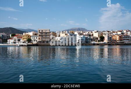 Agios Nikolaos, Kreta, Griechenland - 18. Oktober 2020. Blick auf den Damm im Zentrum von Agios Nikolaos, Kreta, Griechenland Stockfoto