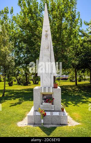 Olbia, Sardinien / Italien - 2019/07/21: Olbia, Sardinien / Italien - 2019/07/21: Denkmal von Emmanuela Loi - eine der ersten weiblichen Polizeibeamten in Italien, m Stockfoto