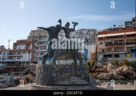 Agios Nikolaos, Kreta, Griechenland - 18. Oktober 2020. Blick auf die Skulptur Europas auf einem Stier. Statue von Europa, Mutter von König Minos, Reiten ein Stockfoto