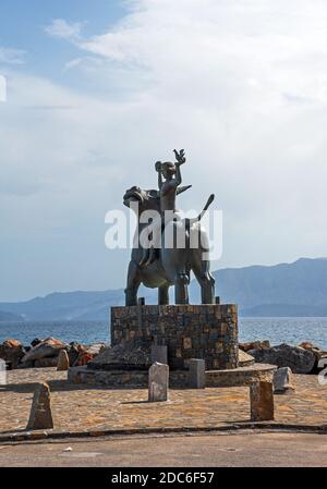 Agios Nikolaos, Kreta, Griechenland - 18. Oktober 2020. Blick auf die Skulptur Europas, die auf einem Stier sitzt. Statue von Europa, Mutter von König Minos, Stockfoto