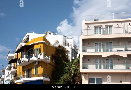 Agios Nikolaos, Kreta, Griechenland - 18. Oktober 2020. Kleine interessante Straße in Agios Nikolaos Stadt, Griechenland Stockfoto