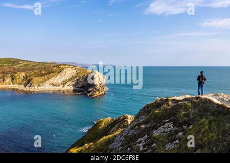 Malerischer Blick auf die Küste von Lulworth Cove und Portland Kalksteinfelsen auf der Jurassic Coast Weltkulturerbe in Dorset, Südwesten Englands Stockfoto