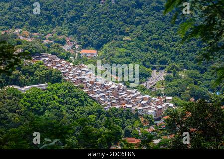 Panoramablick auf Favela Santa Marta in Morro Dona Marta von Mirante Dona Marta, einem Aussichtspunkt im Tijuca Nationalpark in Rio de Janeiro, Brasilien Stockfoto