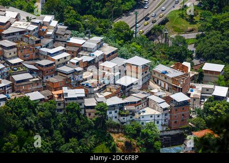 Blick auf die Dächer von Favela Santa Marta in Morro Dona Marta von Mirante Dona Marta, einem Aussichtspunkt im Tijuca Nationalpark in Rio de Janeiro, Brasilien Stockfoto