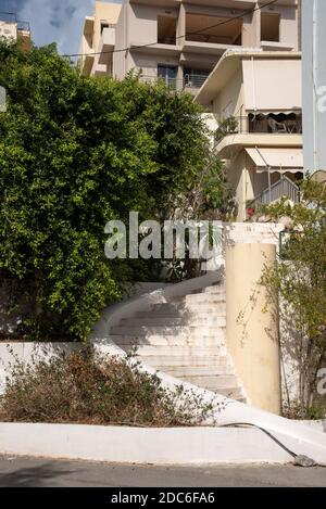 Agios Nikolaos, Kreta, Griechenland - 18. Oktober 2020. Kleine interessante Straße in Agios Nikolaos Stadt, Griechenland Stockfoto