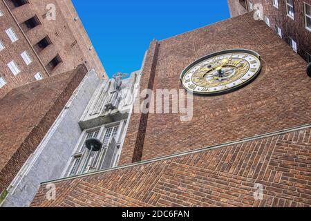 Oslo, Ostlandet/Norwegen - 2019/08/30: Fassade des historischen Gebäudes des Rathauses - Radhuset - mit astronomischer Turmuhr im Viertel Pipervika der Stadt cen Stockfoto