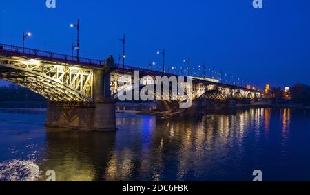 Warschau, Mazovia/Polen - 2019/03/30: Panoramaabend mit Blick auf die meist in Slasko-Dabrowski gelegene Brücke über die Weichsel im Zentrum Warschaus Stockfoto