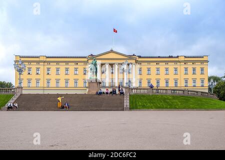 Oslo, Ostlandet / Norwegen - 2019/08/30: Fassade des Oslo Royal Palace - Slottet - auf dem Bellevuehoyden Hügel vom Slottsplassen Platz im historischen c Stockfoto