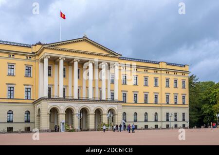 Oslo, Ostlandet / Norwegen - 2019/08/30: Fassade des Oslo Royal Palace - Slottet - auf dem Bellevuehoyden Hügel vom Slottsplassen Platz im historischen c Stockfoto