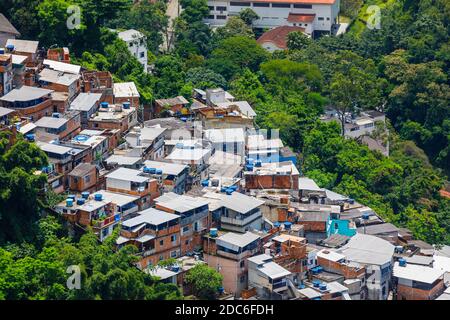 Blick auf die Dächer von Favela Santa Marta in Morro Dona Marta von Mirante Dona Marta, einem Aussichtspunkt im Tijuca Nationalpark in Rio de Janeiro, Brasilien Stockfoto