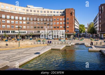 Oslo, Ostlandet / Norwegen - 2019/08/30: Fridtjof Nansens Plass Platz vor dem Oslo City Hall historisches Gebäude - Radhuset - in Pipervika Viertel Stockfoto