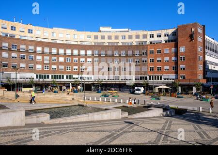 Oslo, Ostlandet / Norwegen - 2019/08/30: Fridtjof Nansens Plass Platz vor dem Oslo City Hall historisches Gebäude - Radhuset - in Pipervika Viertel Stockfoto