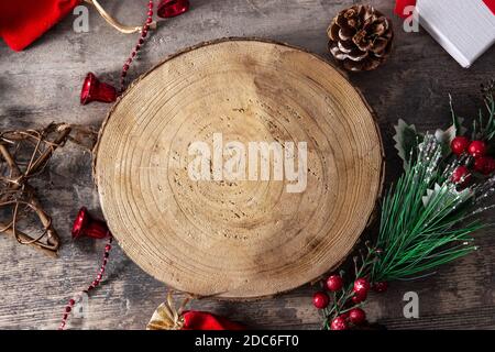 Weihnachtsschmuck und Baumstamm Mockup auf Holzhintergrund Stockfoto