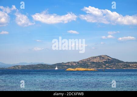 Panoramablick auf die Insel Isola dei Porri mit sardischem Festland im Hintergrund von der Insel Isola Tavolara auf dem Tyrrhenischen Meer vor der Nordküste von gesehen Stockfoto