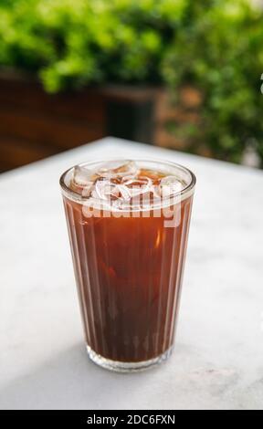 Ein Glas kalten Brüheiskaffee. Kaltgebrühter Eiskaffee mit Eiswürfeln. Stockfoto